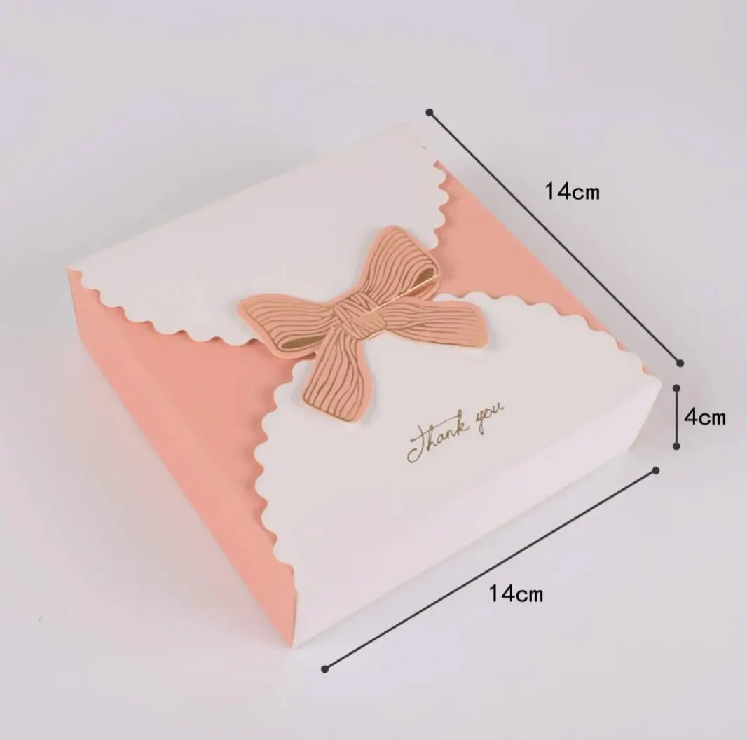 Cadeaudoosje met witte perzik en strik