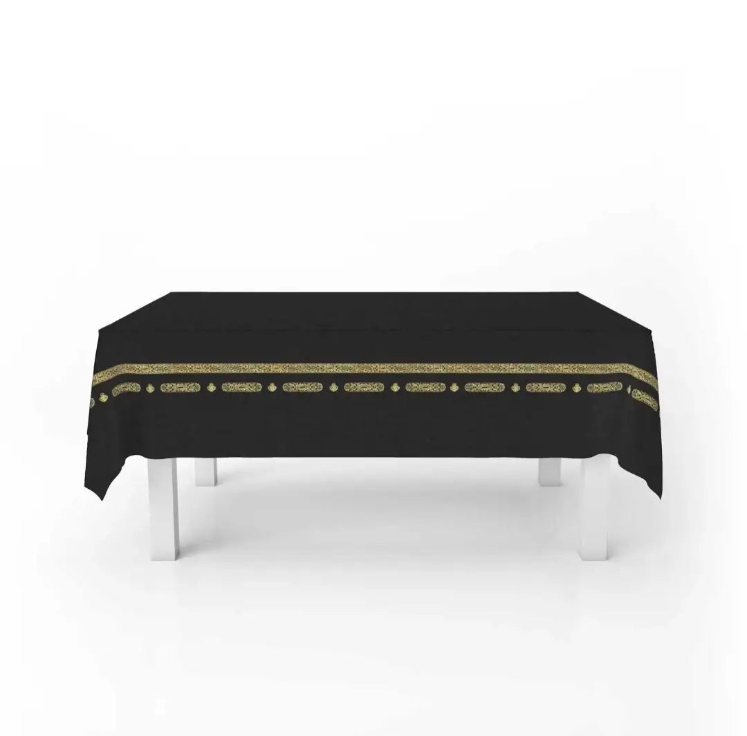 Elegant Zwart Tafelkleed met Gouden Details