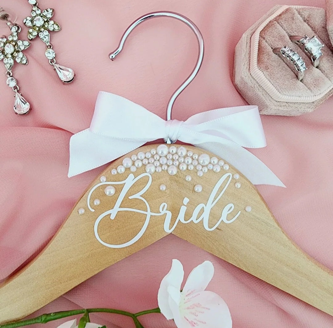 Luxe Houten Kledinghanger ‘Bride’ – Bruiloft Accessoire met Strik en Parels