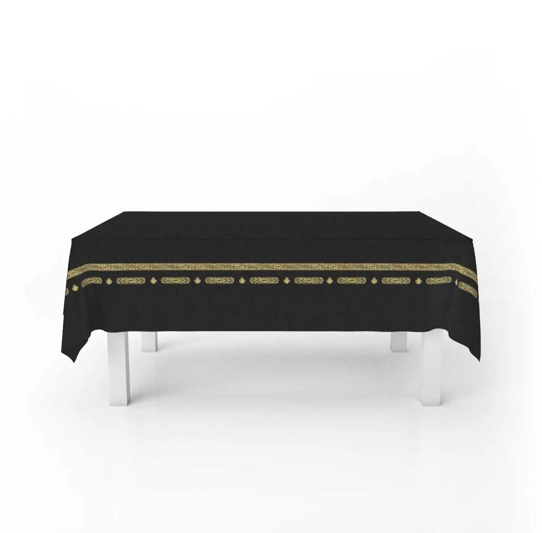 Elegant Zwart Tafelkleed met Gouden Details – Perfect voor Umrah- en Hadj-feesten